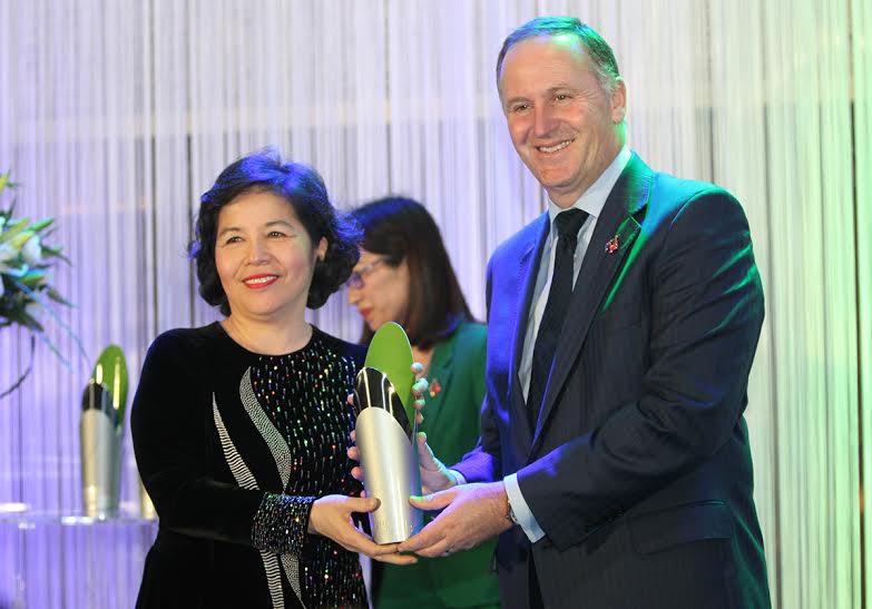 Thủ[-]tướng[-]New[-]Zealand[-]trao[-]tặng[-]giải[-]thưởng[-]New[-]Zealand[-]ASEAN[-]cho[-]Bà[-]Mai[-]Kiều[-]Liên